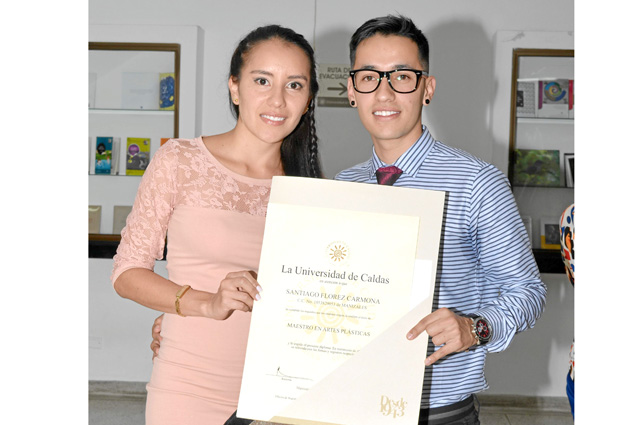 Valeria Díaz acompaña a Santiago Flórez Carmona, quien recibió el título de Maestro en Artes Plásticas.