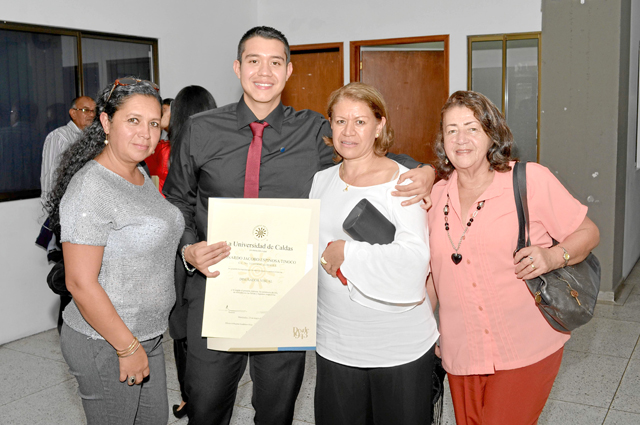 Luz Espinosa; Leonardo Jacobo Espinosa Tinoco, recibió el título de Diseñador Visual; Silvia Helena Tinoco y Teresita Pineda.