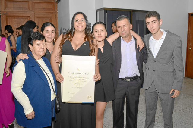 Deyanira Blandón; Beatriz Elena Muñoz; Marcela María Muñoz Torres, se graduó como Enfermera; María José Muñoz; Jorge Iván Muñoz,