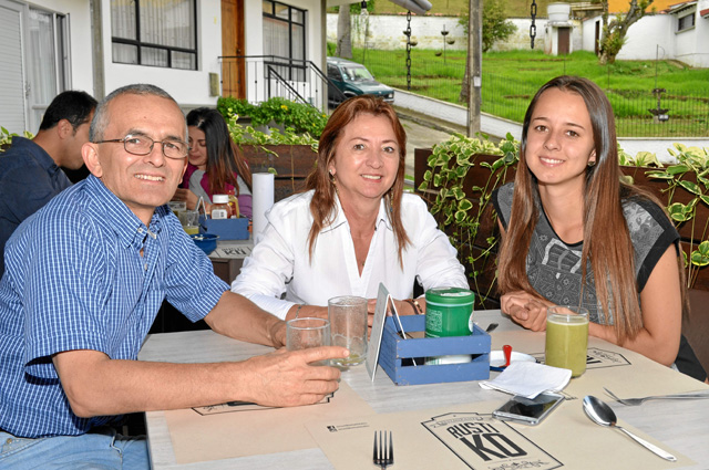 En el restaurante Rústiko se reunieron: Jorge Eliécer Alvarán, Ángela Patricia Ocampo Salazar y Laura Alvarán Ocampo.