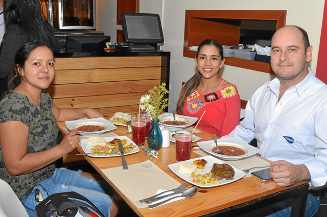 En el restaurante Macarena estuvieron Paola Rodríguez, Karina Rodríguez y Mauricio Andrés Lozano Mejía.
