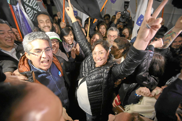 La candidata presidencial del Frente Amplio, Beatriz Sánchez (C), festeja con simpatizantes tras ganar las elecciones primarias 