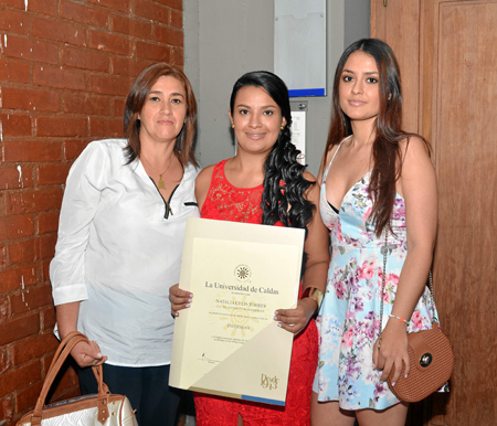 Luz Belén Torres; Natalia Celis Torres, que se graduó como Enfermera, y Alejandra Celis Torres.