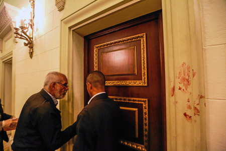 Las paredes de la sede del legislativo quedaron manchadas de sangre. 