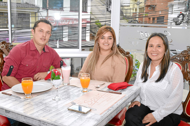 Alexánder Caro, Nataly Arenas y Luz Enith Mosquera se reunieron en un almuerzo en el restaurante Spago.