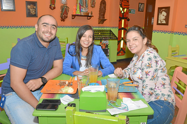 En el restaurante El D.F. Comida mexicana se reunieron Sebastián Valencia, Tatiana Ramos Arias y Carolina Salazar Laverde.