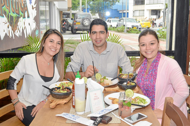 Lorena Valencia, Fabián Martínez y Mariana Gómez se reunieron en el restaurante La Patatería.