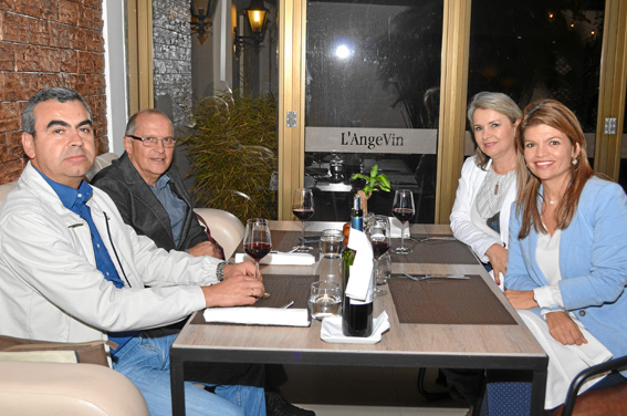 Julián Hernández Vélez, José Eduardo Echeverry de la Roche y Luz Adriana Hoyos Salazar celebraron el cumpleaños de Carmen Elisa 