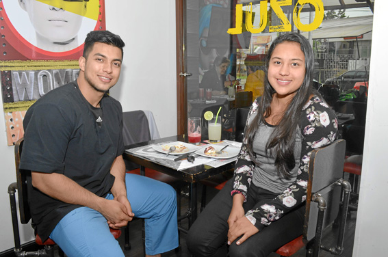 Kevin Alejandro Gómez fue homenajeado con un almuerzo en el restaurante Ozul por María Alejandra Caicedo.