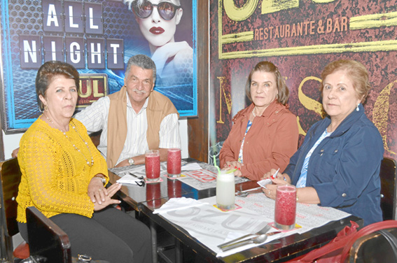 Ligia González fue homenajeada con un almuerzo en el restaurante Ozul. La acompañan: Orlando Franco Correa, Orfa González Ramíre