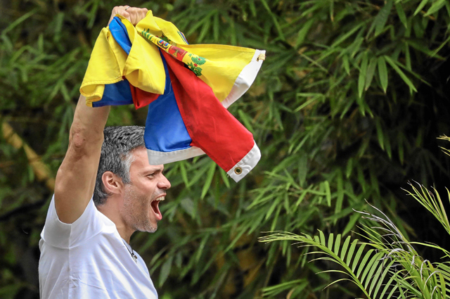 El opositor venezolano Leopoldo López saluda a seguidores en la entrada de su casa en Caracas (Venezuela).