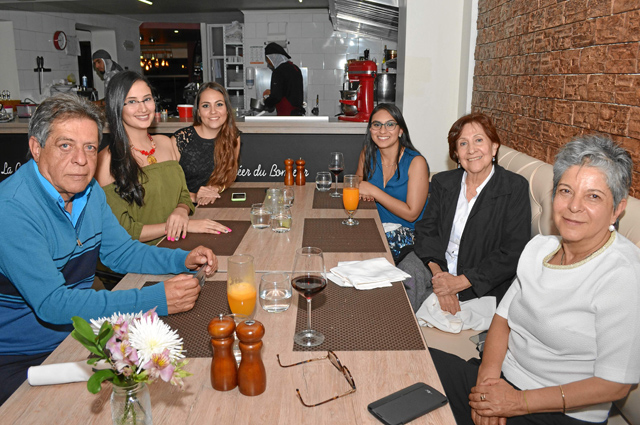 En el restaurante L’Angevin se ofreció una comida para celebrar la graduación de María Mercedes Robledo, quien recibió el título