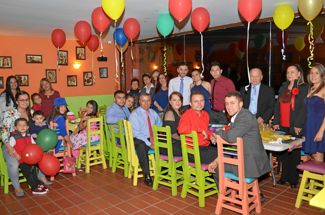 Mónica Estefanía Santafé García recibió el título de Especialista en Rehabilitación Oral. Su familia y amigos le ofrecieron una 