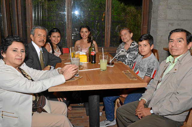 Para felicitar a María Alejandra Mora, quien recibió el título de Magíster en Neurorrehabilitación, su familia ofreció una comid