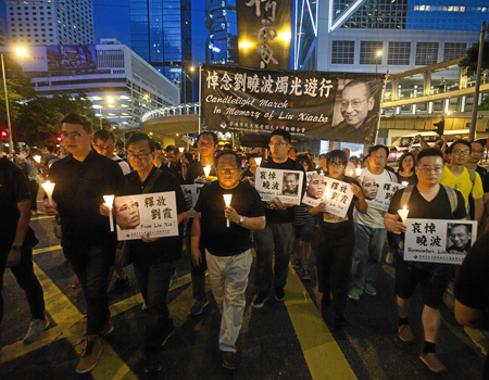 Seguidores de Liu Xiaobo realizaron una manifestación pacífica en su honor y exigieron la libertación de su esposa. 