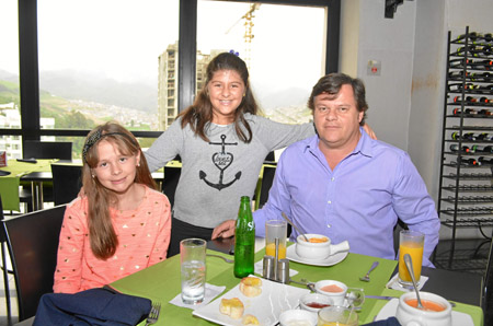 Isabela Osorio Arbeláez fue homenajeada por su cumpleaños por Alejandra Osorio Arbeláez y Héctor Mario Osorio, en la sede El Cab