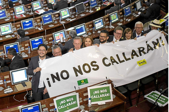 Los congresistas del Polo Democrático Alternativo y Alianza Verde, muestran una pancarta durante el acto de instalación de las s