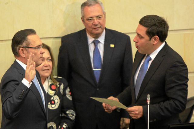 Efraín Cepeda toma juramento de su cargo del saliente presidente del Senado Mauricio Lizcano, ambos competirán por los votos de 