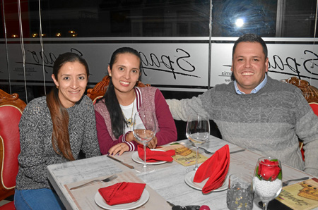 Shaida Valencia, Adriana Londoño y Julián Andrés Gómez se encontraron en el restaurante Spago.