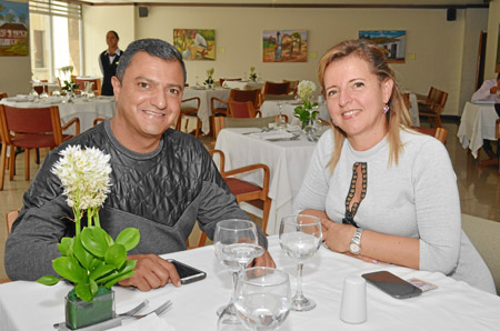 Arvey López Castro y Luz Helena Mejía González se reunieron en un almuerzo en el restaurante El Mural del Hotel Las Colinas, par