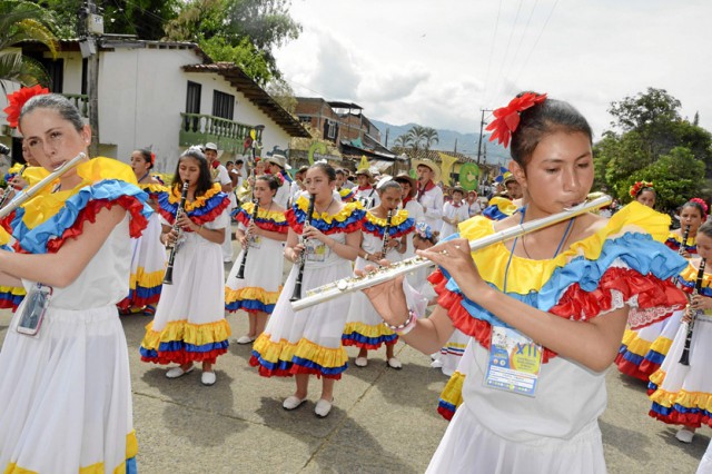 Las niñas en las maderas lideran la banda de Cajicá. 