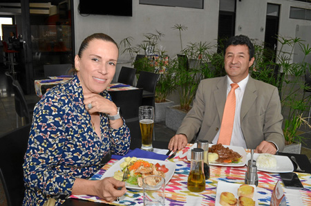 Miryer Ladis Palacio y Juan Carlos Zuluaga, del Hotel Lindsay, se reunieron por motivos de trabajo.