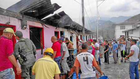 Los residentes del corregimiento de Arboleda mostraron su solidaridad al combatir las llamas que afectaron cinco viviendas.