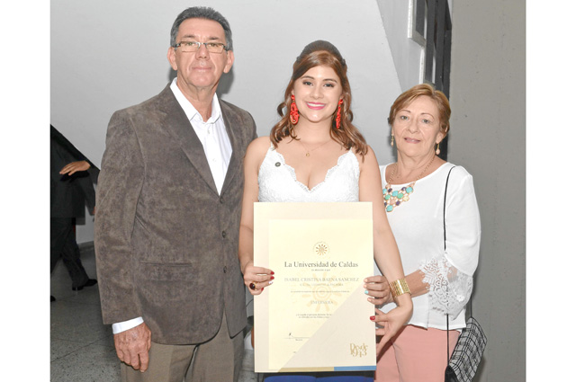 Hernán Baena Gómez; Isabel Cristina Baena Sánchez, recibió el título de Enfermera, y Amparo Álvarez Valencia.