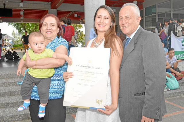 Gloria Ramírez; Jerónimo Rendón; Gloria Lorena Hernández Ramírez, Tecnóloga en Finanzas, y Alberto Hernández.