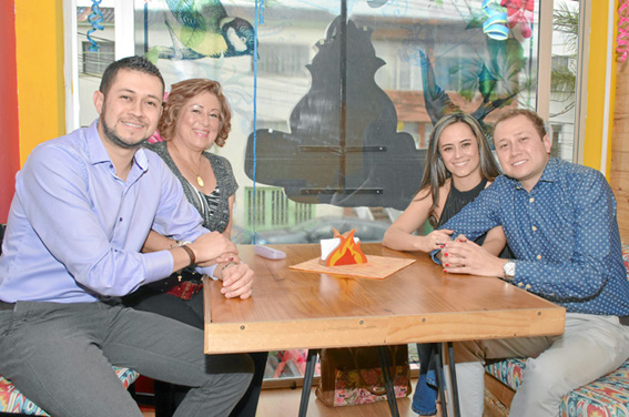 En el restaurante la Hoguera BBQ Jemison Gallego, María Gladys Alzate y Yenni Alexándra López ofrecieron un almuerzo para Wilder