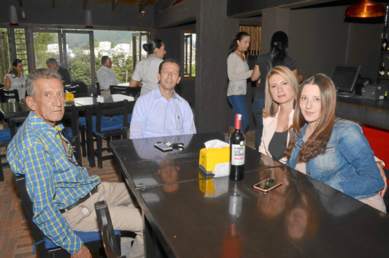 En el restaurante Il Forno celebraron el cumpleaños de Cristina Román Giraldo, Alberto Arango, Germán Arango, la homenajeada y V