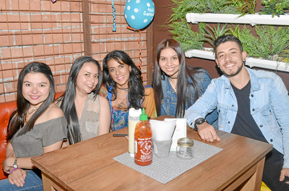 Claudia Marcela Guerrero (centro), celebró con sus estudiantes de la Universidad Autónoma da Manizales, Leidy Aguirre, Carolina 