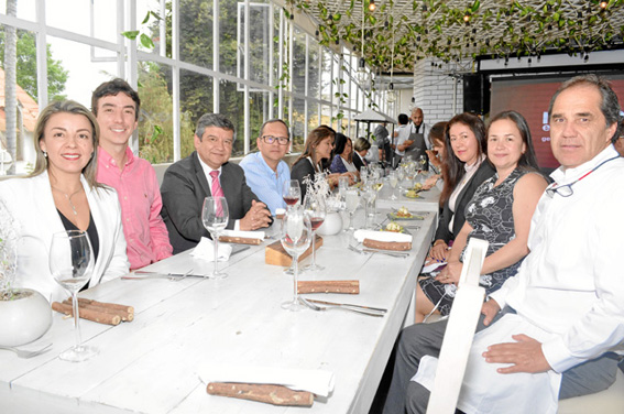 Martha Irene Ojeda, gerente zona Caldas Nueva EPS; Alberto Arango, gerente comercial de la Unión de Grupo de Cirujanos; Carlos A