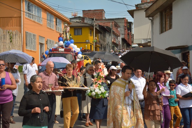 Conductores, familiares y devotos se unieron en una sola oración durante el recorrido.