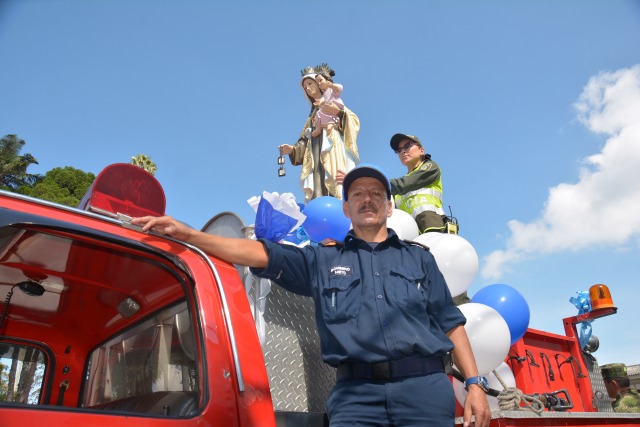 Jorge Iván Nieto es maquinista de Bomberos. El pasado viernes estuvo en la caravana de Villamaría al Terminal en honor a la Virg