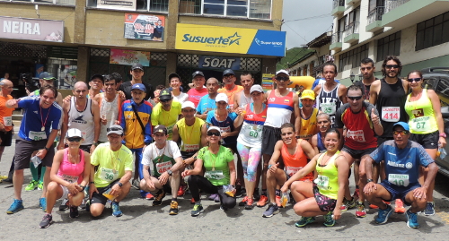 Parte del grupo de deportistas que compitieron en la Media Maratón.