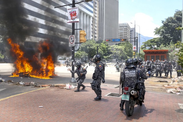 Policías se reagrupan tras una explosión que alcanzó varias motocicletas en inmediaciones de la Plaza Altamira de Caracas (Venez