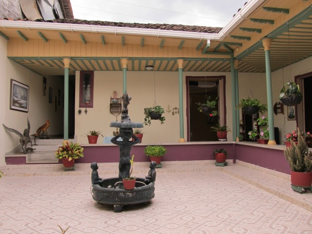 Esta es la casa de Albeiro López Orozco, ubicada en Agudas.  Le ha hecho diferentes arreglos para mantener la estructura colonia