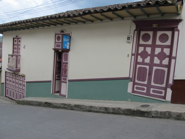 Esta es la casa de Albeiro López Orozco, ubicada en Agudas.  Le ha hecho diferentes arreglos para mantener la estructura colonia