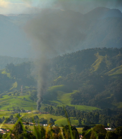 La humareda se alcanzó a apreciar desde distintas partes. Sobre Manizales se formó una nube oscura.