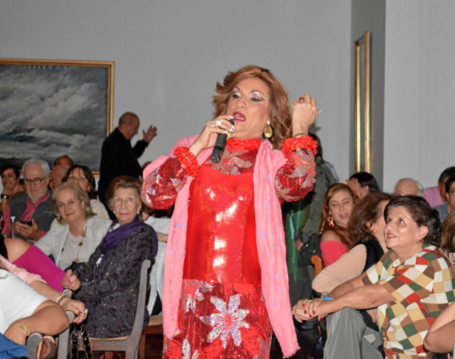 El imitador caleño Danilo Marín Pérez, conquistó al público con sus actuaciones como Helenita Vargas, Juan Gabriel y Nino Bravo.