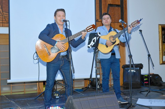 Fotos | José Fernando Tangarife | LA PATRIA Cristian David Montoya y Julián Arturo Hernández, del grupo Antología, abrieron el e