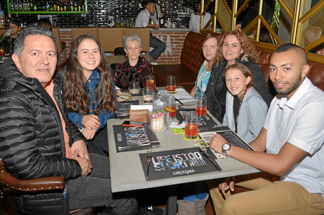 Cortesana Óscar Muñoz, Juanita Muñoz, Nubia Giraldo, Stella Castaño, Olga Lucía Giraldo, Sarita Muñoz y Juan Alejandro Giraldo.