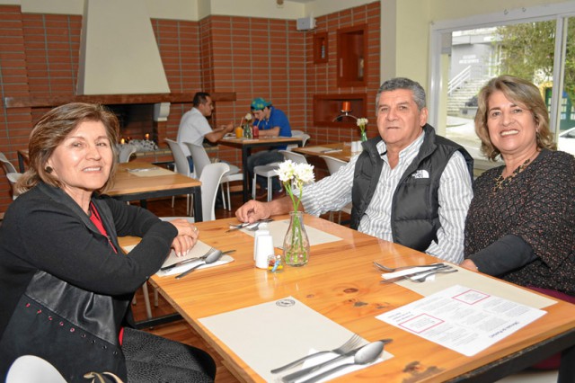 Alba Hoyos Aristizábal y Marleny Bedoya de Hoyos acompañan a Carlos Hoyos Aristizábal, a quien le celebraron el cumpleaños en el