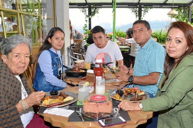 Aleyda Moreno fue homenajeada en el restaurante Cortesana. La acompañan Valentina Quintero, Nicolás Quintero, Javier Mauricio Qu