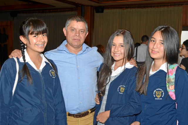 Tatiana Ramírez, Héctor Fabio Arroyave Valencia, Isabela Mesa Torres y Laura Marcela Zuluaga Valencia de la Escuela Normal Super