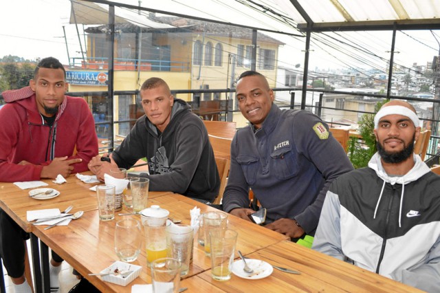 En el restaurante El Viordisc se reunieron los jugadores de baloncesto Darío Castro, Luis Blandón, John Vélez y Ricardo Rivera.