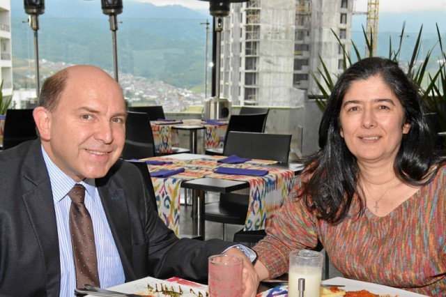 Los esposos Juan Bernardo Leguízamo y María Teresa Isaza almorzaron en la sede El Cable del Club Manizales.