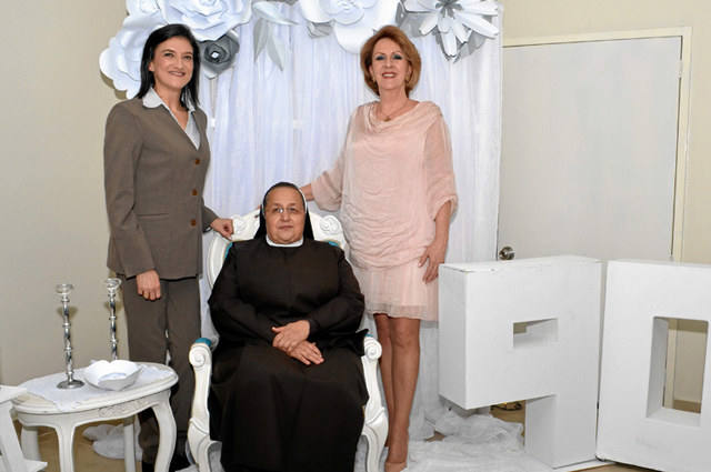 Lina María Aristizábal Restrepo, coordinadora, sor Victoria Inés Buitrago Aristizábal, rectora del Colegio Santa Inés, y María R