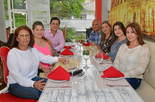 En el restaurante Spago se reunieron: Zulma Pineda, Manuela Hincapié, Diego Franco, Guillermo González, Mónica Quintero, Katheri